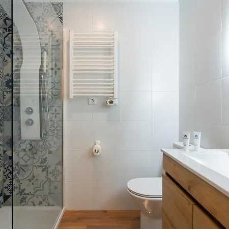 Host Wise - Fantastic Contemporary Flat W Balcony 아파트 *