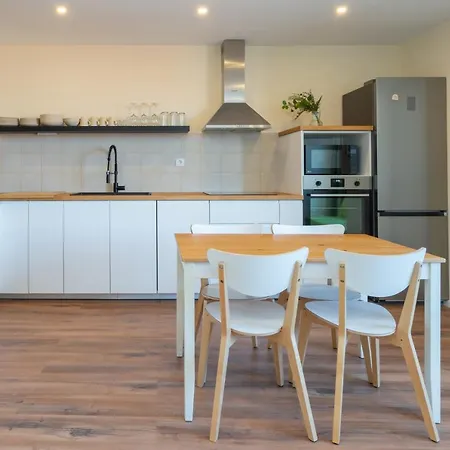 아파트 Host Wise - Fantastic Contemporary Flat W Balcony *
