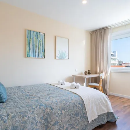 Host Wise - Fantastic Contemporary Flat W Balcony 아파트 *