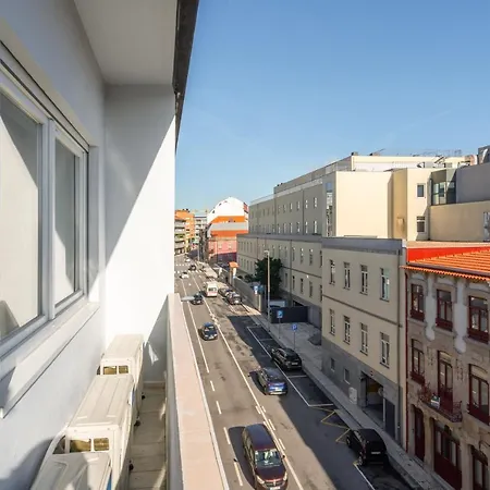 Host Wise - Fantastic Contemporary Flat W Balcony *