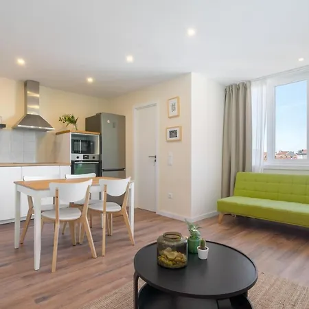 Host Wise - Fantastic Contemporary Flat W Balcony *