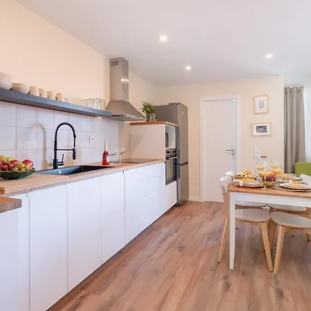 Host Wise - Fantastic Contemporary Flat W Balcony Apartment