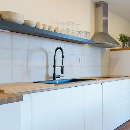 Host Wise - Fantastic Contemporary Flat W Balcony