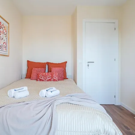 Host Wise - Fantastic Contemporary Flat W Balcony Apartment *