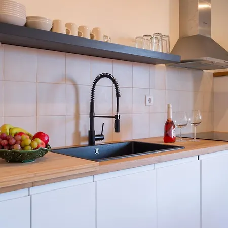 Host Wise - Fantastic Contemporary Flat W Balcony *