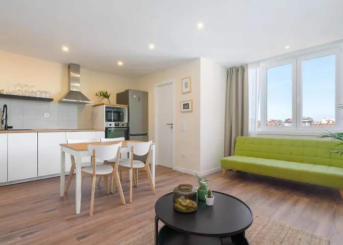 Host Wise - Fantastic Contemporary Flat W Balcony *