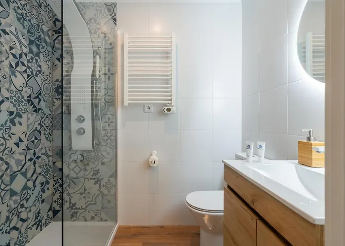 Host Wise - Fantastic Contemporary Flat W Balcony Apartment *