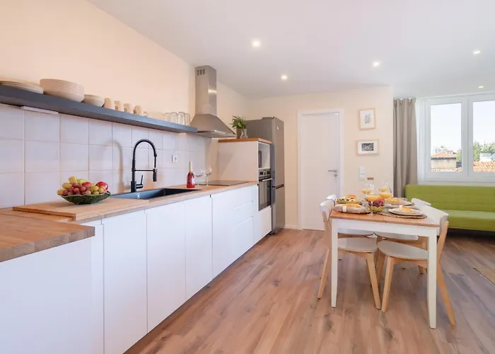 Host Wise - Fantastic Contemporary Flat W Balcony Apartman