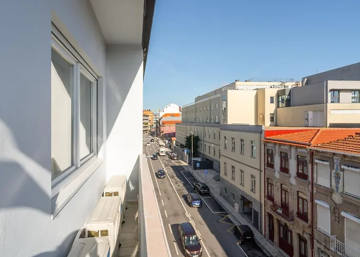 Host Wise - Fantastic Contemporary Flat W Balcony *