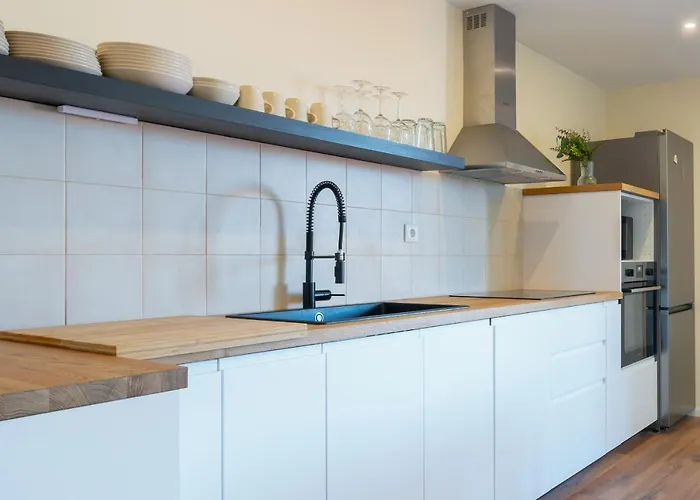 Host Wise - Fantastic Contemporary Flat W Balcony