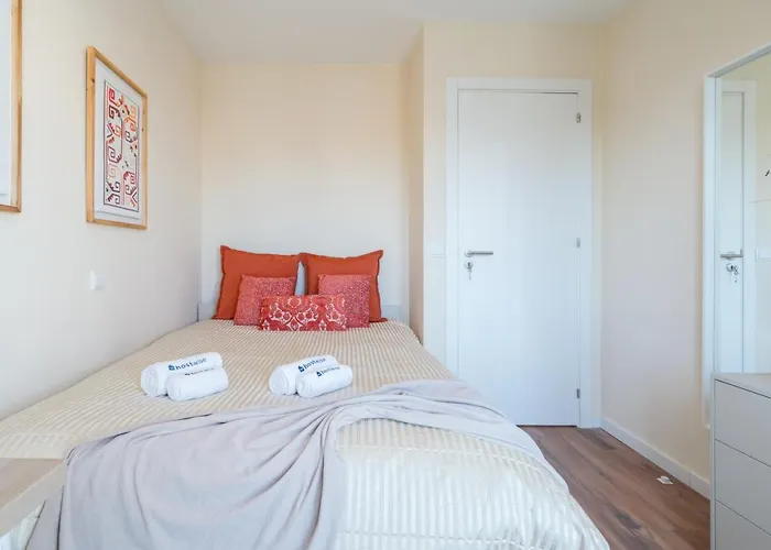 Host Wise - Fantastic Contemporary Flat W Balcony Apartman *