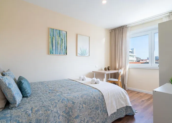 Host Wise - Fantastic Contemporary Flat W Balcony Apartment *