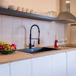 Host Wise - Fantastic Contemporary Flat W Balcony *