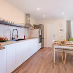Host Wise - Fantastic Contemporary Flat W Balcony Apartment