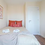 Host Wise - Fantastic Contemporary Flat W Balcony Apartment *