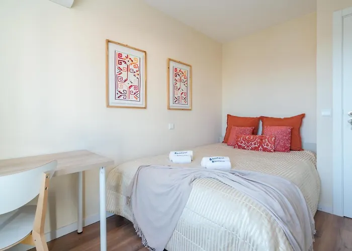 Host Wise - Fantastic Contemporary Flat W Balcony *