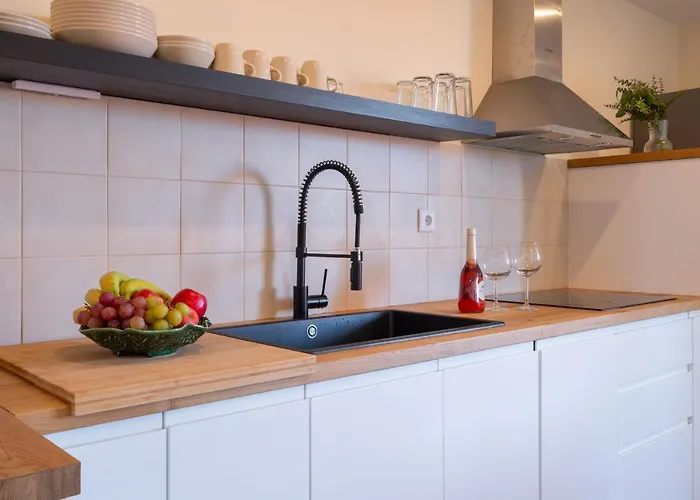 Host Wise - Fantastic Contemporary Flat W Balcony *